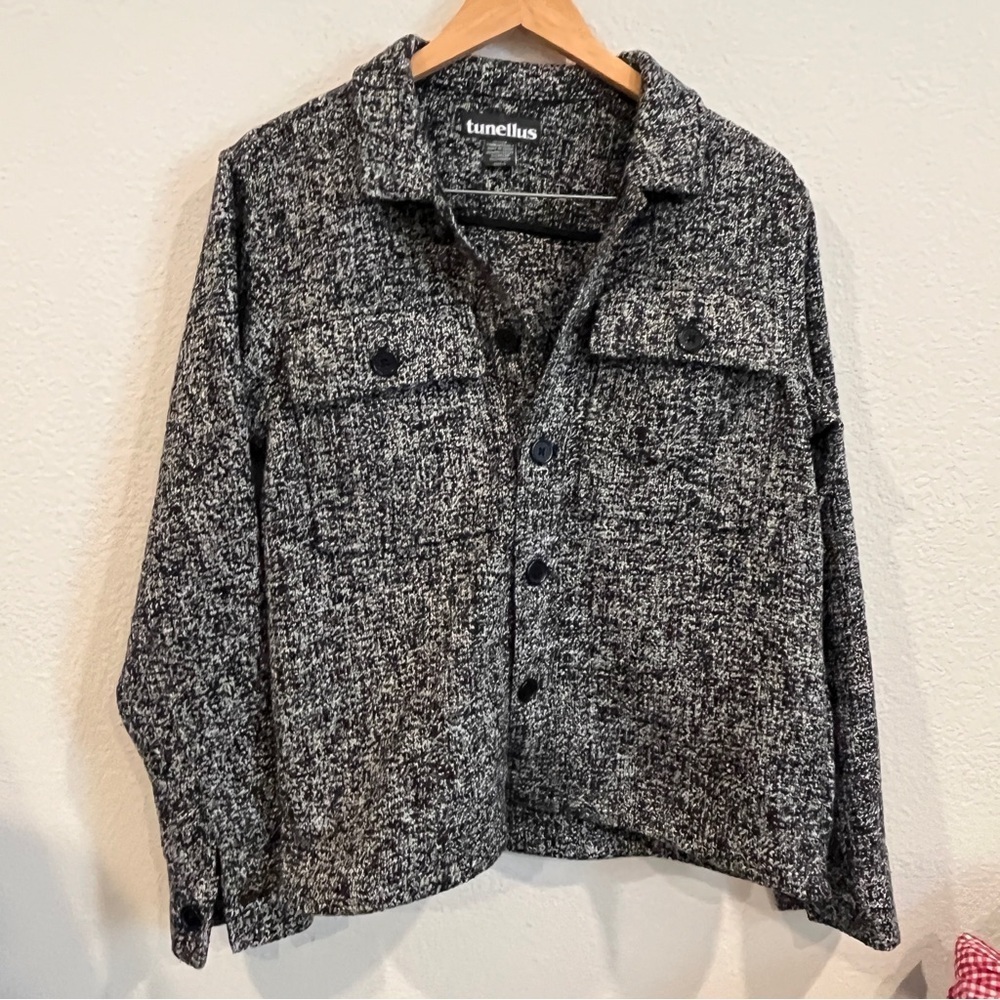 Tunellus black with white specks men’s shacket size small button front